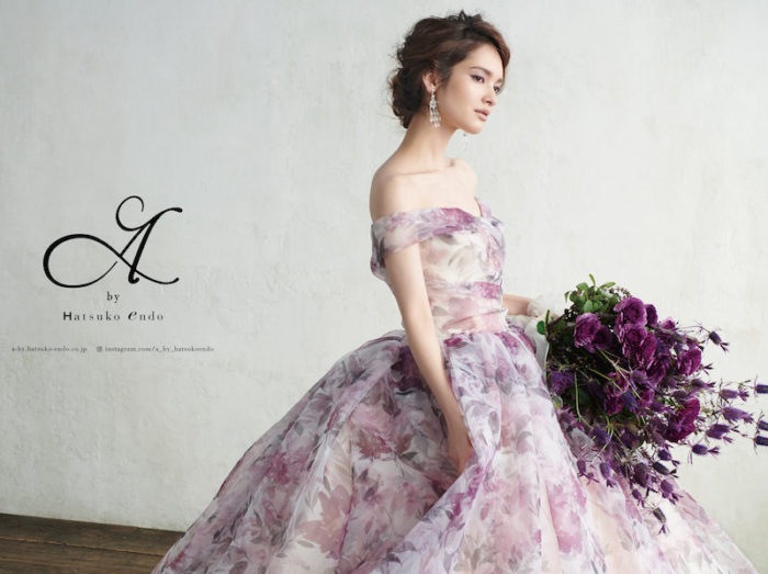 Violet｜HE-92 (Purple) | A by Hatsuko Endo（ハツコエンドウ）オリジナルのフラワープリントドレス。デコルテを美しくみせるオフショルダーとふんわりと流れるスカートのシルエットが目を引く一着。