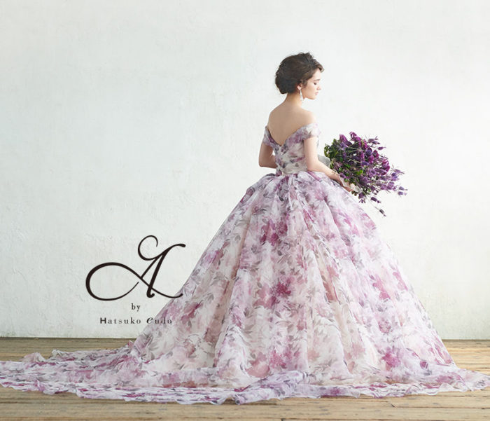 Violet｜HE-92 (Purple) | A by Hatsuko Endo（ハツコエンドウ）オリジナルのフラワープリントドレス。デコルテを美しくみせるオフショルダーとふんわりと流れるスカートのシルエットが目を引く一着。