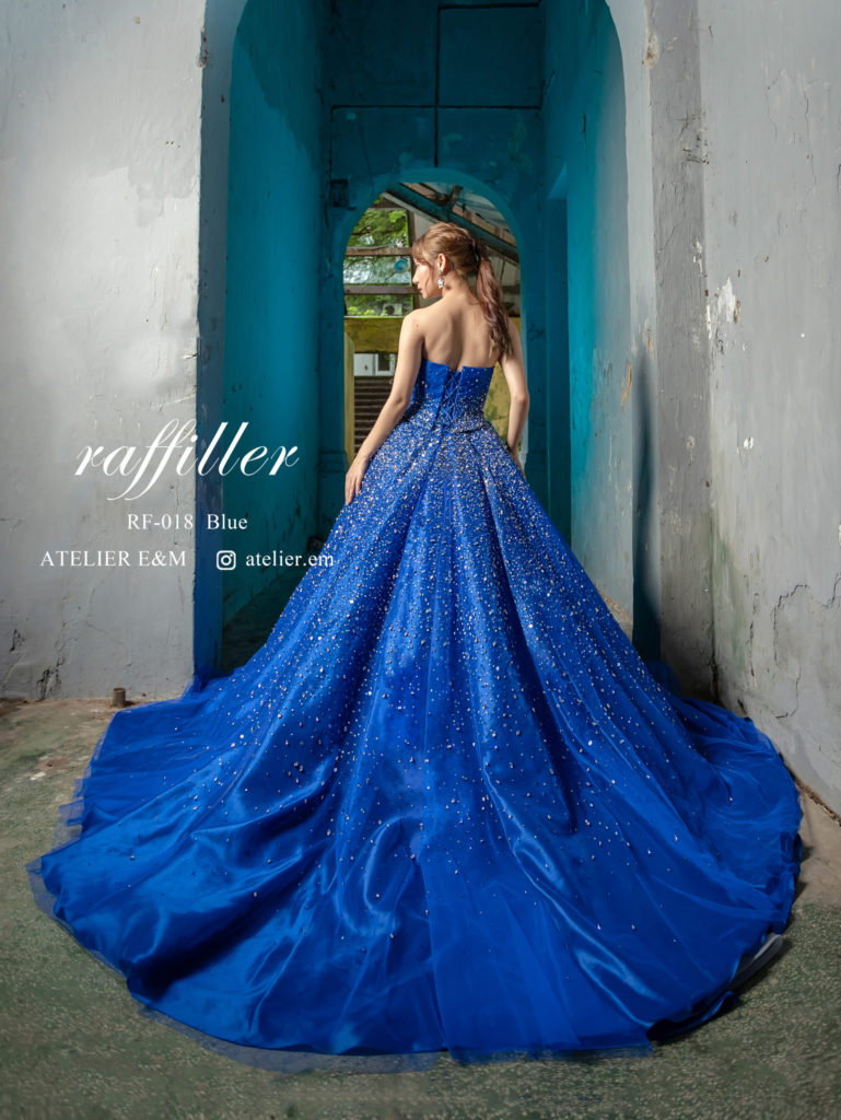 RF-018 ブルー | ドレス全体をノーブルなミカドサテンにクラシカルで立体的な刺繍を施したドレスです。立体的なオフショルダーはデコルテを美しく表現します。
