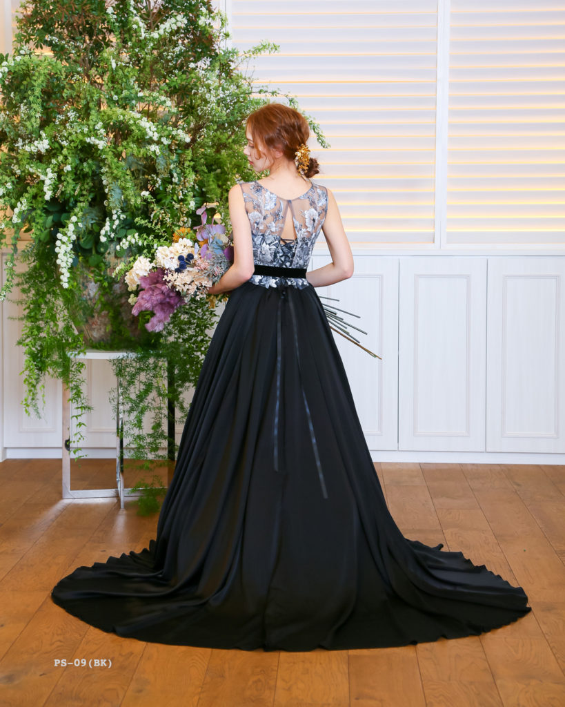 カラードレス：PS-09 ブラック | セリナ×プラコレのコラボドレス。ブラックをベースにしたシンプルなAラインドレス。見頃にあしらったブルーグレーのエンブロイダリーレースが上品でブラックサテンのスカートとの相性が抜群です。エレガントに美しい花嫁様を演出します。