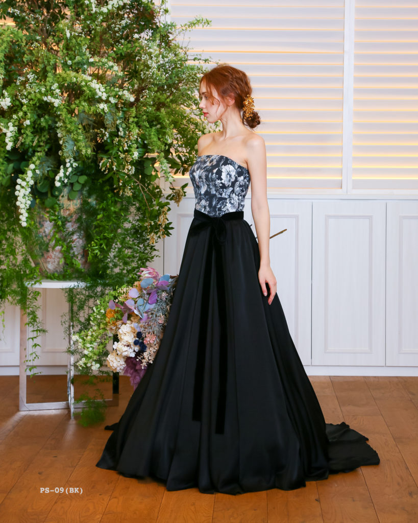 カラードレス：PS-09 ブラック | セリナ×プラコレのコラボドレス。ブラックをベースにしたシンプルなAラインドレス。見頃にあしらったブルーグレーのエンブロイダリーレースが上品でブラックサテンのスカートとの相性が抜群です。エレガントに美しい花嫁様を演出します。