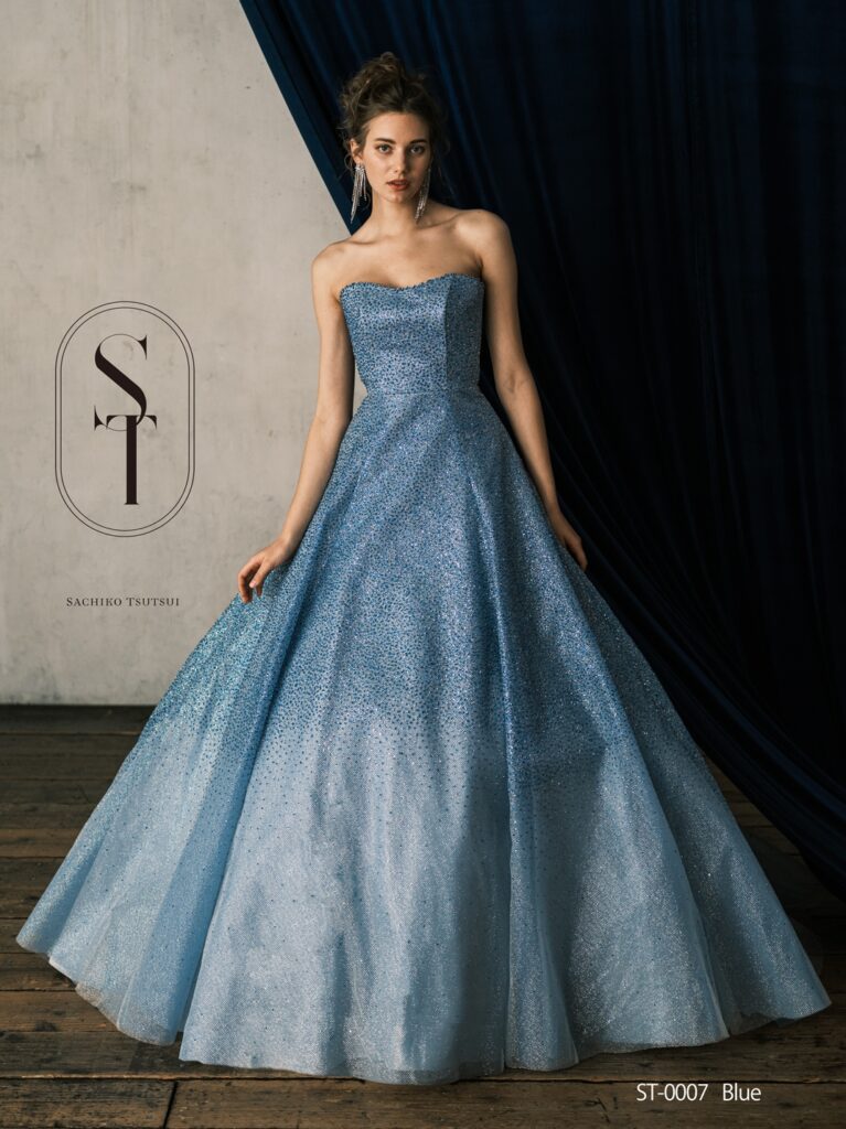 【ST-0007 ブルー】SACHIKO　TSUTSUI（サチコ　ツツイ）カラードレス。細やかなグリッターチュールの上に透きとおるようなきれいなカラーグリッターを重ねた生地を使用した新しいテクニックで魅せるシャイニーグラデーションドレス。フィット＆フレアーシルエットで女性の美しいラインをより一層魅力的に表現しています。