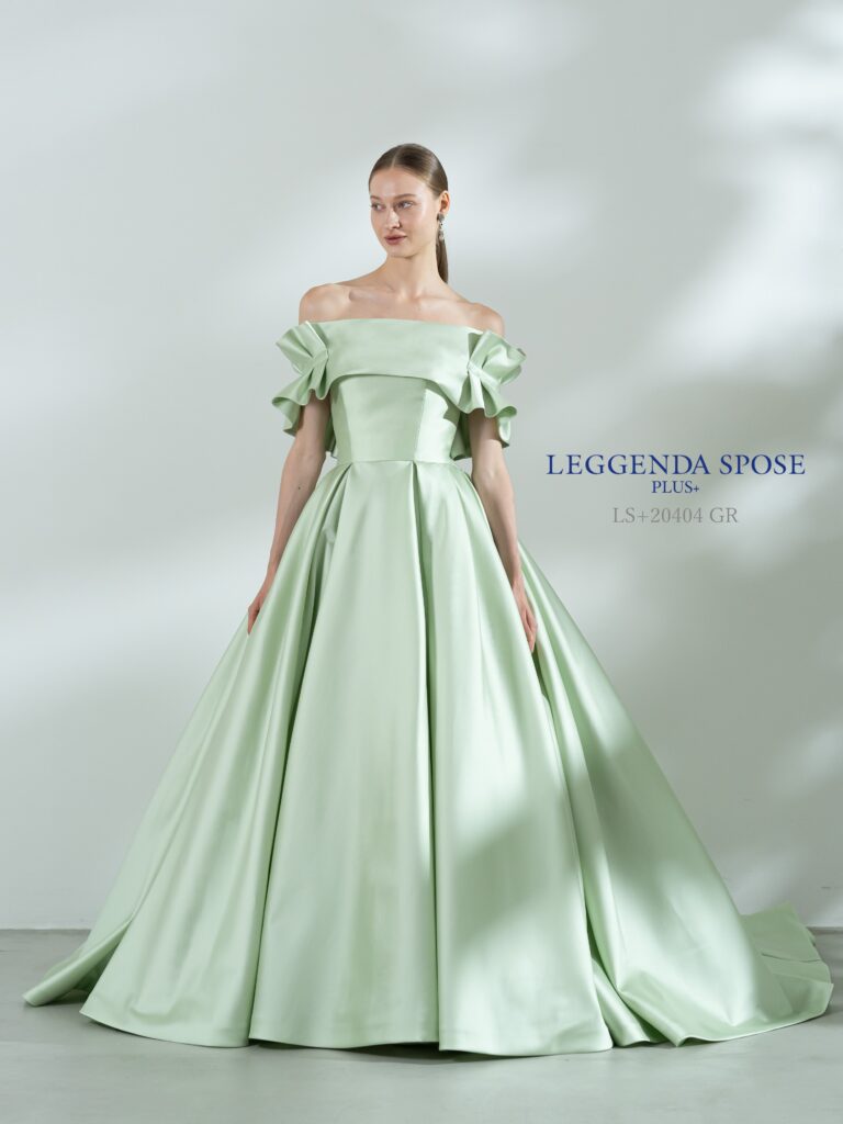 【LS+20404A　グリーン】LEGGENDA SPOSEのカラードレス。アップルグリーンの爽やかなカラーリングが自然光のナチュラルなパーティにも映える、オフショルダーカラーのドレス。ラッピングデザインのオフショルダーが上品な可愛さを演出します。