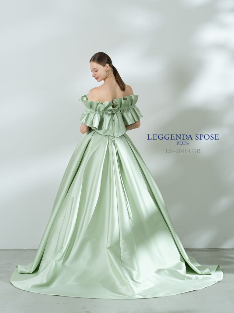 【LS+20404A　グリーン】LEGGENDA SPOSEのカラードレス。アップルグリーンの爽やかなカラーリングが自然光のナチュラルなパーティにも映える、オフショルダーカラーのドレス。ラッピングデザインのオフショルダーが上品な可愛さを演出します。