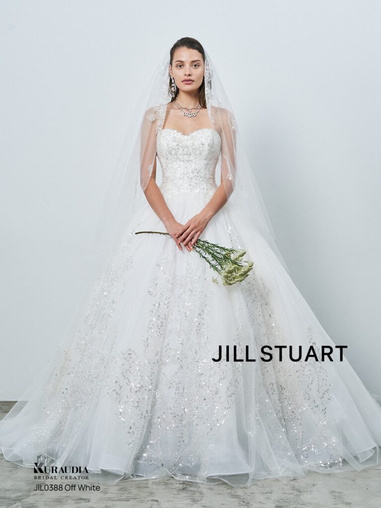 【JIL0388 オフホワイト】 ヴィンテージを感じるシルバーのビーディングが煌めく、JILL STUARTらしい王道プリンセスラインドレス。 上半身をすっきりと見せるデザイン切り替えの身頃と、たっぷりな蹴回しのスカートのバランスが美しく、上品な花嫁を演出します。