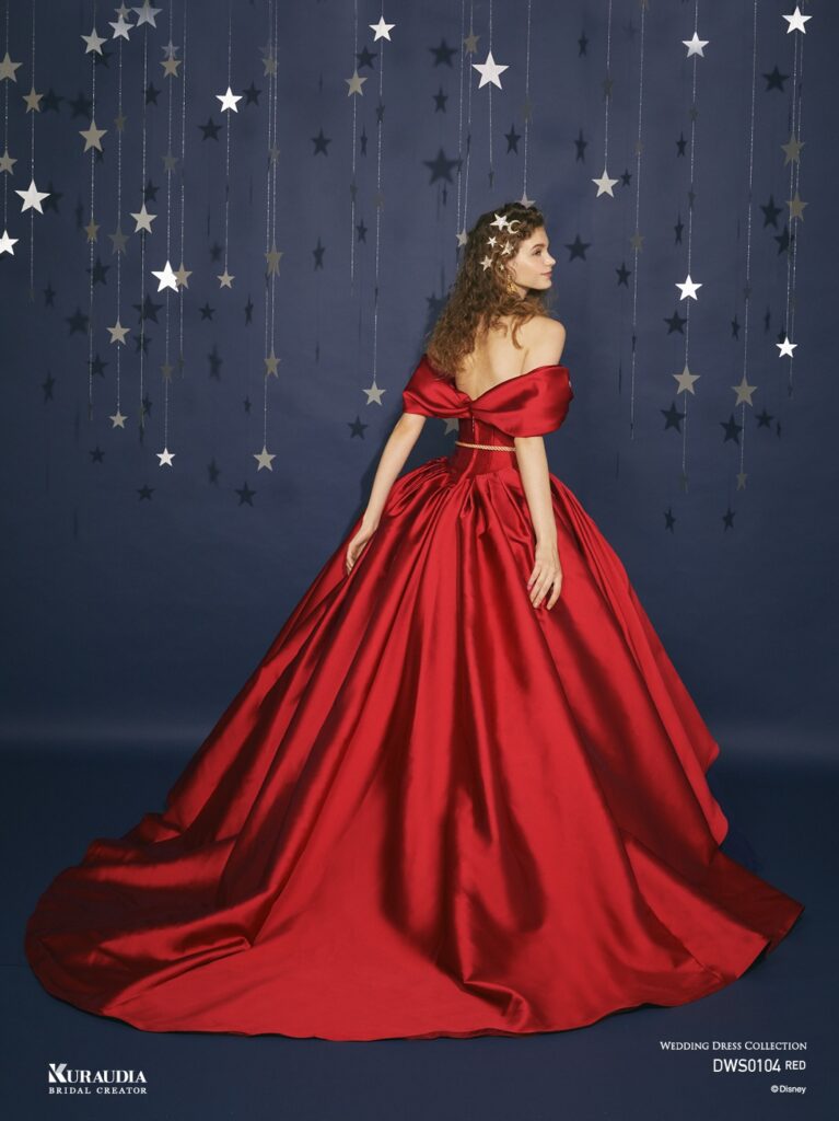 DWS0104（RED）| 上質な赤いミカドに、スカートの裾からのぞくネイビーのチュールフリル。「ファンタジアミッキー」の衣装からインスパイア されたドレスです。ウエストのロープリボンで大人の遊び心も感じながらもテクニックで見せるシルエットが美しい1着です。