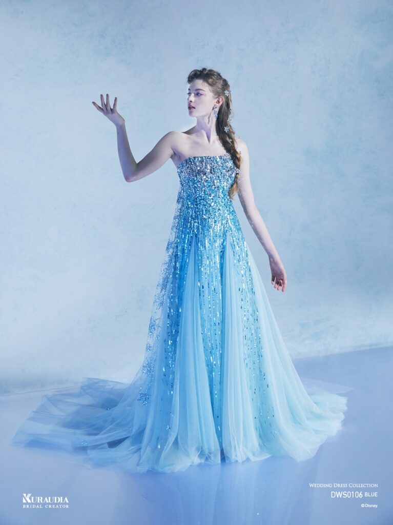 DWS0106 （BLUE ）| 「エルサ」からインスパイアされたスレンダードレス。シルバーとブルーのスパンコールが光輝き、雪の結晶を散りばめた グリッターチュールのマントで美しい氷の世界を演出。煌めくエレガントなドレスです。