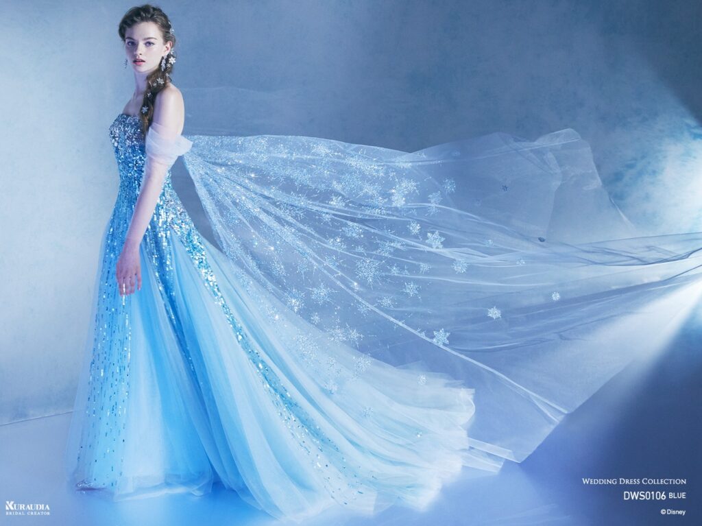 DWS0106 （BLUE）| 「エルサ」からインスパイアされたスレンダードレス。シルバーとブルーのスパンコールが光輝き、雪の結晶を散りばめた グリッターチュールのマントで美しい氷の世界を演出。煌めくエレガントなドレスです。