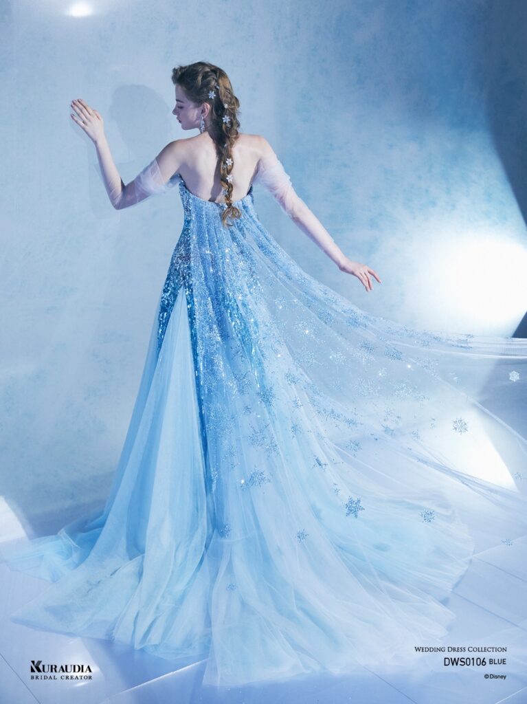 DWS0106 （BLUE）| 「エルサ」からインスパイアされたスレンダードレス。シルバーとブルーのスパンコールが光輝き、雪の結晶を散りばめた グリッターチュールのマントで美しい氷の世界を演出。煌めくエレガントなドレスです。