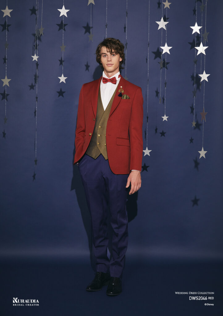 DWS2046 （RED ）| 『ファンタジア』に登場する「魔法使いの弟子」の「ミッキーマウス」のカラーリングを表現。赤のジャケットに紺の ボトム、ポイントカラーでゴールドのベストをあしらったタキシードです。