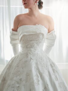 MK-006（オフホワイト） | 光沢感の美しいラメジャガードに580時間の長い時間をかけてパールやビーズを贅沢に手で刺繍した最高級のウエディングドレス✨️ サイドから膨らみを出すことでウエストをより華奢に見せるようなシルエットにもこだわったオートクチュールドレスです💫