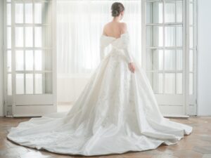 MK-006（オフホワイト） | 光沢感の美しいラメジャガードに580時間の長い時間をかけてパールやビーズを贅沢に手で刺繍した最高級のウエディングドレス✨️ サイドから膨らみを出すことでウエストをより華奢に見せるようなシルエットにもこだわったオートクチュールドレスです💫