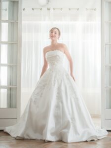 MK-006（オフホワイト） | 光沢感の美しいラメジャガードに580時間の長い時間をかけてパールやビーズを贅沢に手で刺繍した最高級のウエディングドレス✨️ サイドから膨らみを出すことでウエストをより華奢に見せるようなシルエットにもこだわったオートクチュールドレスです💫