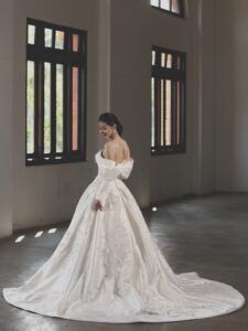 MK-006（オフホワイト） | 光沢感の美しいラメジャガードに580時間の長い時間をかけてパールやビーズを贅沢に手で刺繍した最高級のウエディングドレス✨️
サイドから膨らみを出すことでウエストをより華奢に見せるようなシルエットにもこだわったオートクチュールドレスです💫