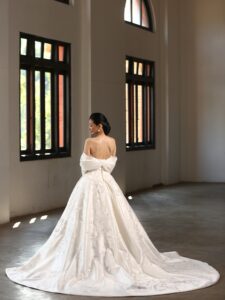 MK-006（オフホワイト） | 光沢感の美しいラメジャガードに580時間の長い時間をかけてパールやビーズを贅沢に手で刺繍した最高級のウエディングドレス✨️ サイドから膨らみを出すことでウエストをより華奢に見せるようなシルエットにもこだわったオートクチュールドレスです💫