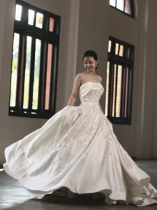 MK-006（オフホワイト） | 光沢感の美しいラメジャガードに580時間の長い時間をかけてパールやビーズを贅沢に手で刺繍した最高級のウエディングドレス✨️ サイドから膨らみを出すことでウエストをより華奢に見せるようなシルエットにもこだわったオートクチュールドレスです💫