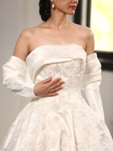 MK-006（オフホワイト） | 光沢感の美しいラメジャガードに580時間の長い時間をかけてパールやビーズを贅沢に手で刺繍した最高級のウエディングドレス✨️ サイドから膨らみを出すことでウエストをより華奢に見せるようなシルエットにもこだわったオートクチュールドレスです💫