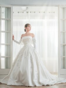 MK-006（オフホワイト） | 光沢感の美しいラメジャガードに580時間の長い時間をかけてパールやビーズを贅沢に手で刺繍した最高級のウエディングドレス✨️ サイドから膨らみを出すことでウエストをより華奢に見せるようなシルエットにもこだわったオートクチュールドレスです💫