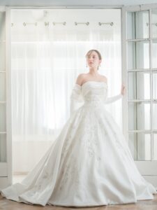 MK-006（オフホワイト） | 光沢感の美しいラメジャガードに580時間の長い時間をかけてパールやビーズを贅沢に手で刺繍した最高級のウエディングドレス✨️ サイドから膨らみを出すことでウエストをより華奢に見せるようなシルエットにもこだわったオートクチュールドレスです💫