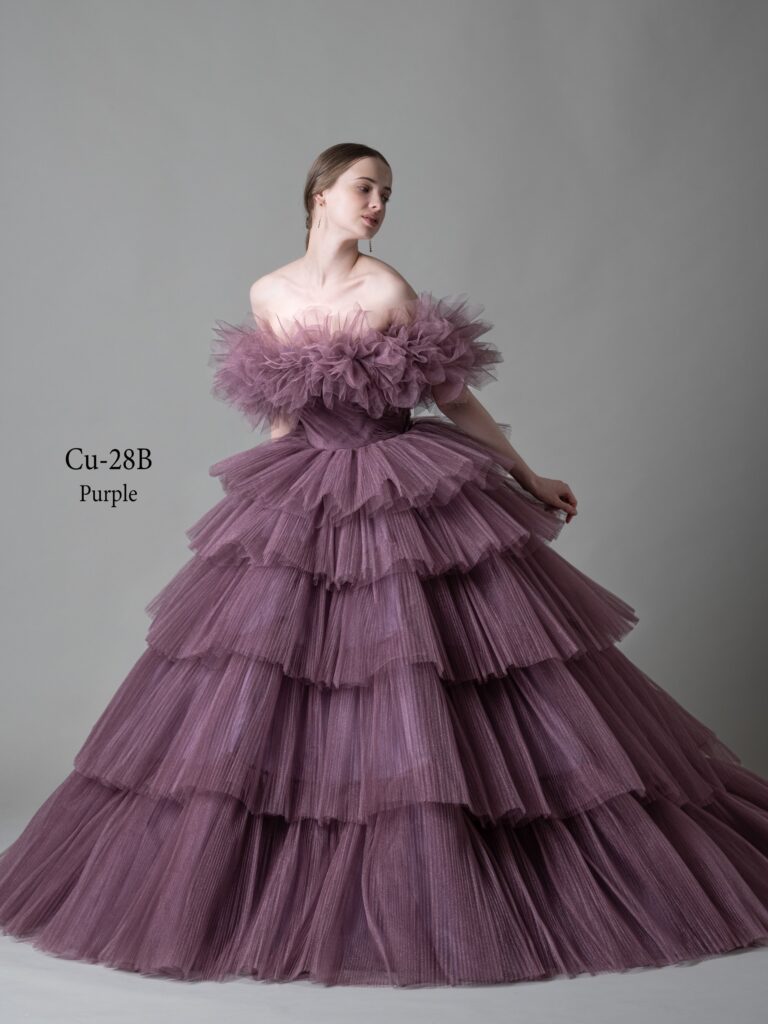 Cu-28B（パープル）|プリーツを掛けたスパークチュールが優しく輝き会場に映えます。落ち着いた色味はフィーロ独自に染め上げたオリジナルカラー。流行のバーガンディ(黒味の強いパープル)要素もありトレンド感も抜群。付属のショールは斜めに掛けてワンショル風にもアレンジし、3way対応可能です。