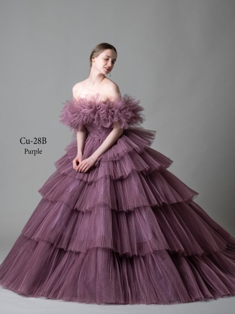 Cu-28B（パープル）|プリーツを掛けたスパークチュールが優しく輝き会場に映えます。落ち着いた色味はフィーロ独自に染め上げたオリジナルカラー。流行のバーガンディ(黒味の強いパープル)要素もありトレンド感も抜群。付属のショールは斜めに掛けてワンショル風にもアレンジし、3way対応可能です。