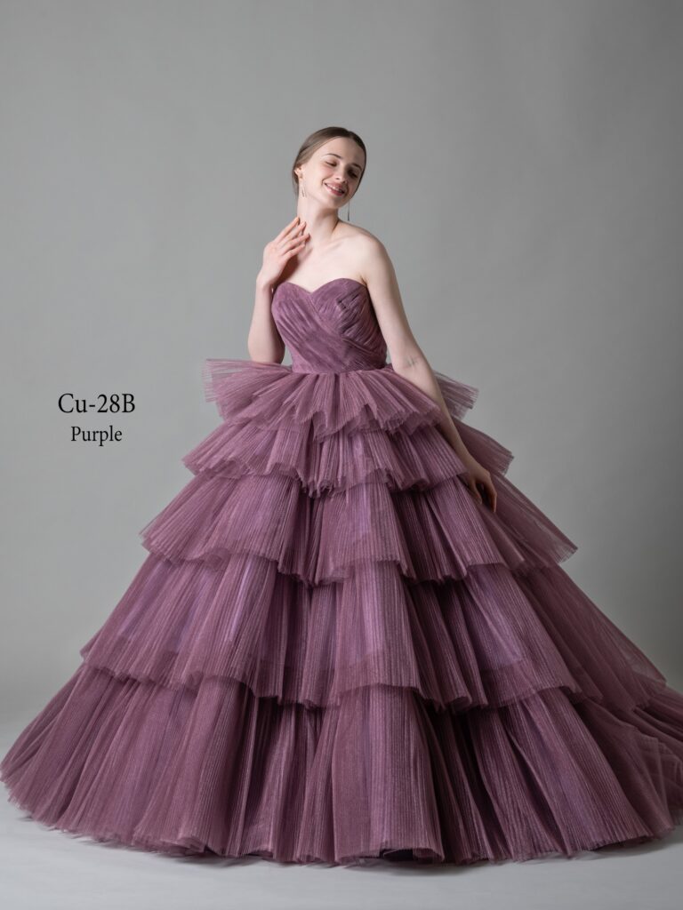 Cu-28B（パープル）|プリーツを掛けたスパークチュールが優しく輝き会場に映えます。落ち着いた色味はフィーロ独自に染め上げたオリジナルカラー。流行のバーガンディ(黒味の強いパープル)要素もありトレンド感も抜群。付属のショールは斜めに掛けてワンショル風にもアレンジし、3way対応可能です。