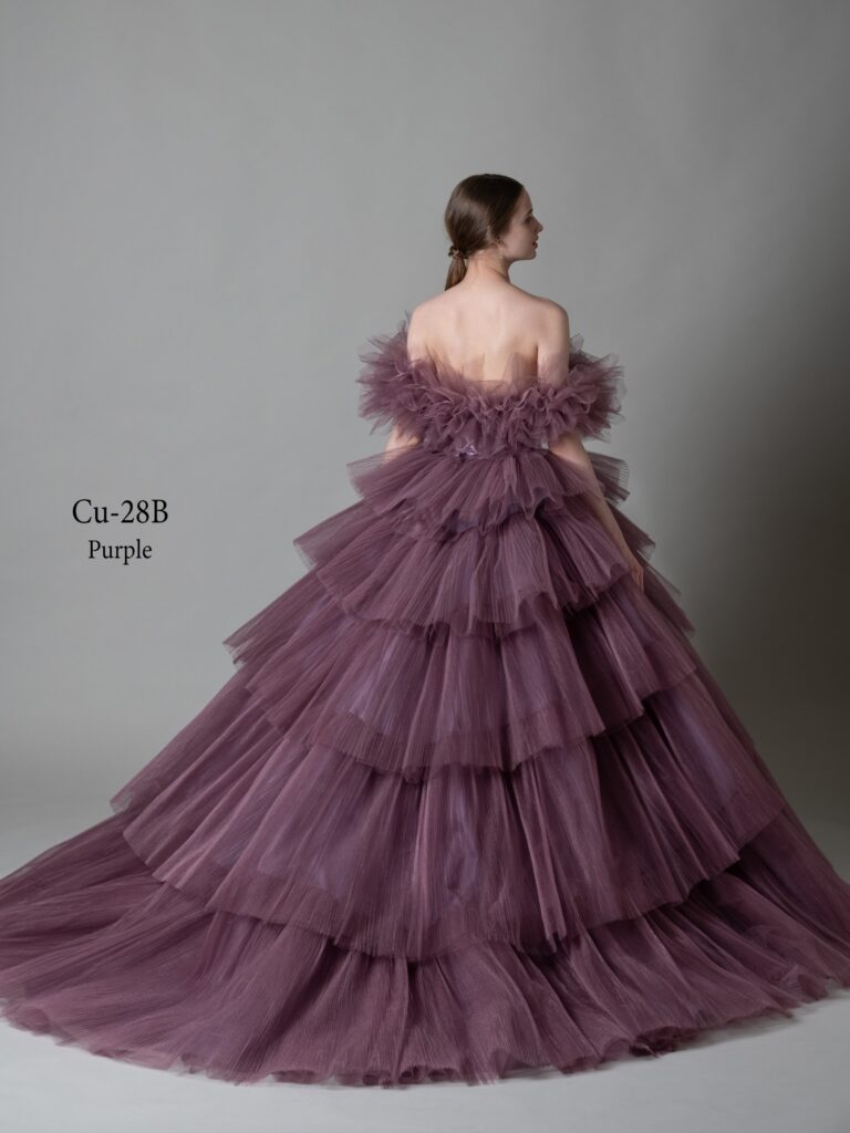 Cu-28B（パープル）|プリーツを掛けたスパークチュールが優しく輝き会場に映えます。落ち着いた色味はフィーロ独自に染め上げたオリジナルカラー。流行のバーガンディ(黒味の強いパープル)要素もありトレンド感も抜群。付属のショールは斜めに掛けてワンショル風にもアレンジし、3way対応可能です。