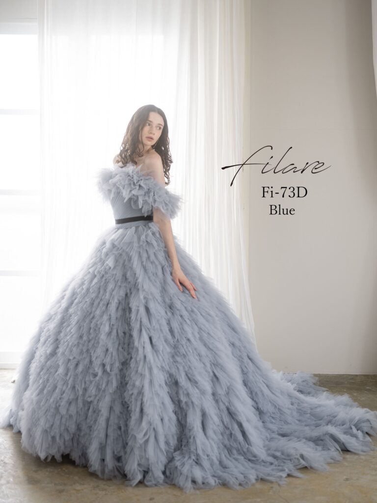 Fi-73Ｄ（ブルー）|繊細なチュールを贅沢に重ねた、立体感のある縦フリルが印象的なボリュームドレス。軽やかに揺れるスカートが、歩くたびに優雅な存在感を放ちます。身頃は肌なじみのよいビスチェラインで、すっきりとした印象に。デコルテから二の腕にかけてふんわりと覆うケープ風のフリルは、華やかさを添えながら気になる部分もやさしくカバー。フェミニンで着やすさにもこだわった、着る人それぞれの魅力を引き立ててくれる、心まで軽やかにしてくれるような一着です。