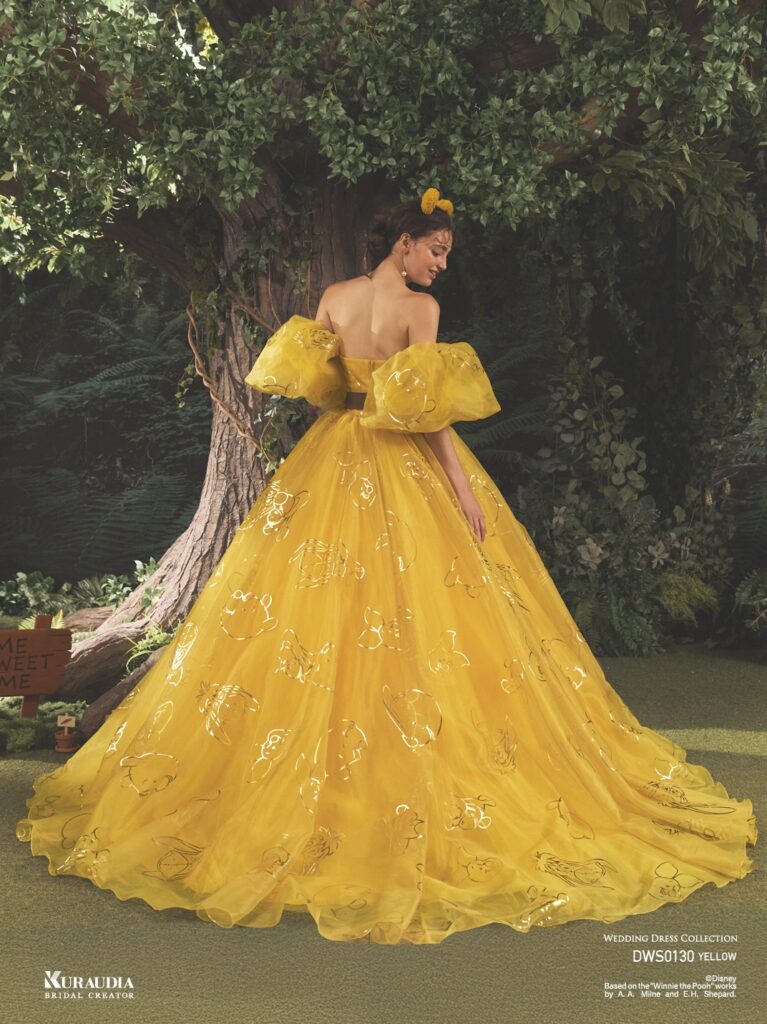 DWS0130 Yellow 「Pooh」| 『くまのプーさん』の仲間たちを箔プリントしたアイコニックドレス。トレンド感のあるパフスリーブが『くまのプーさん』のフォルムを 連想させます。ウエストリボンには『くまのプーさん』の刺繍が施されています。※袖は取り外し可能です。