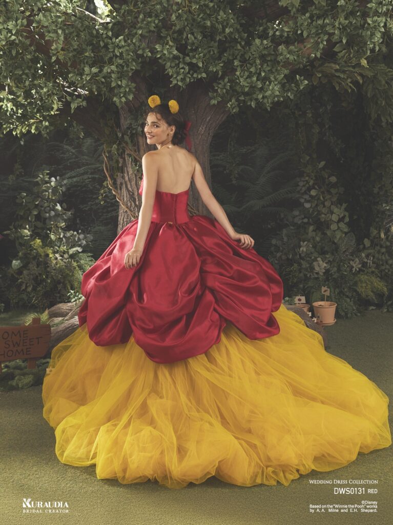 DWS0131 Red 「Pooh」| 『くまのプーさん』のカラーを取り入れた、大人のバイカラードレスです。ミカド素材のテクニカルな身頃に、『くまのプーさん』の フォルムを表現したバルーンのディテールが目を引く一着です。