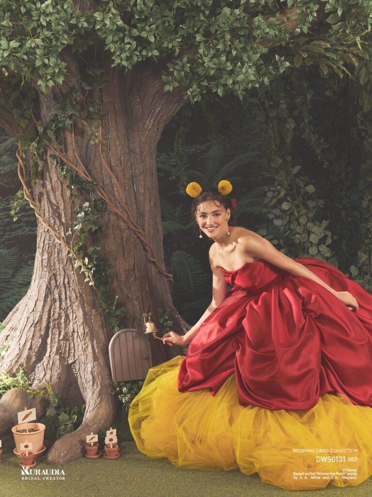 DWS0131 Red 「Pooh」| 『くまのプーさん』のカラーを取り入れた、大人のバイカラードレスです。ミカド素材のテクニカルな身頃に、『くまのプーさん』の フォルムを表現したバルーンのディテールが目を引く一着です。