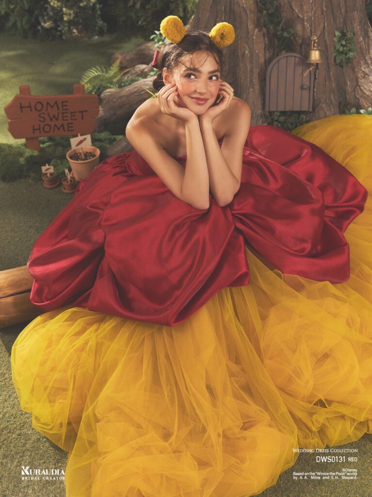 DWS0131 Red 「Pooh」| 『くまのプーさん』のカラーを取り入れた、大人のバイカラードレスです。ミカド素材のテクニカルな身頃に、『くまのプーさん』の フォルムを表現したバルーンのディテールが目を引く一着です。