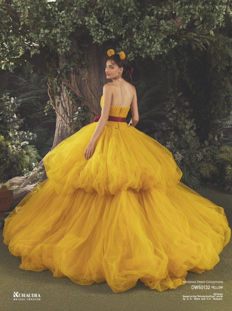 DWS0132 Yellow 「Pooh」| イエローのチュールをたっぷりと使用した、『くまのプーさん』のフォルムを表現したティアードのバルーンシルエットが目を引く ボリュームドレスです。ミカドに『くまのプーさん』の刺繍がされたウエストリボンがポイントです。