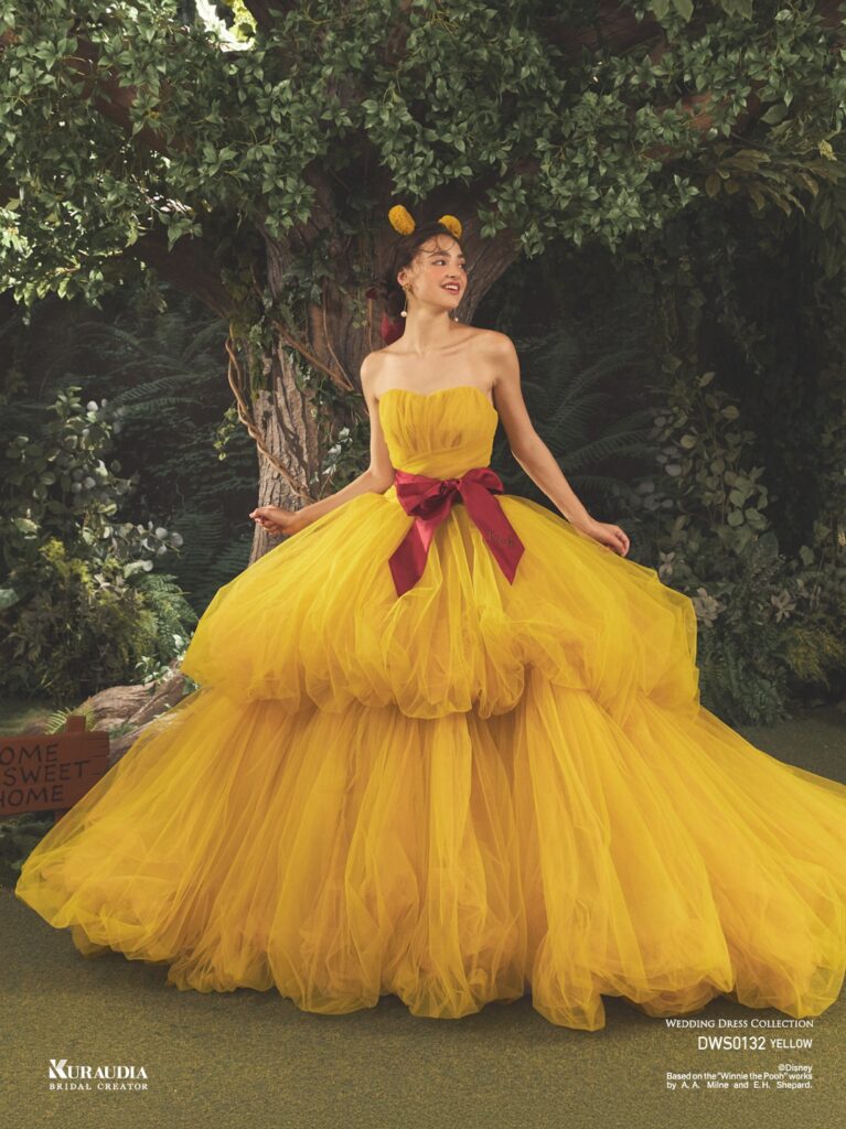 DWS0132 Yellow 「Pooh」| イエローのチュールをたっぷりと使用した、『くまのプーさん』のフォルムを表現したティアードのバルーンシルエットが目を引く ボリュームドレスです。ミカドに『くまのプーさん』の刺繍がされたウエストリボンがポイントです。