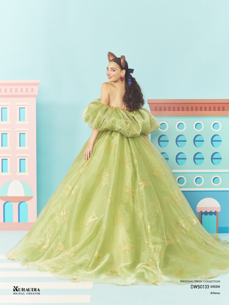 DWS0133 Green 『ZOOTOPIA』| 『ズートピア』のキャラクターを、オーガンジーにグリッタープリントしたアイコニックな1着です。トレンド感のあるバルーンケープに、 「ニック・ワイルド」のネクタイからインスパイアされたウエストリボンがポイントです。※ケープ、ウエストベルトは取り外し可能です。