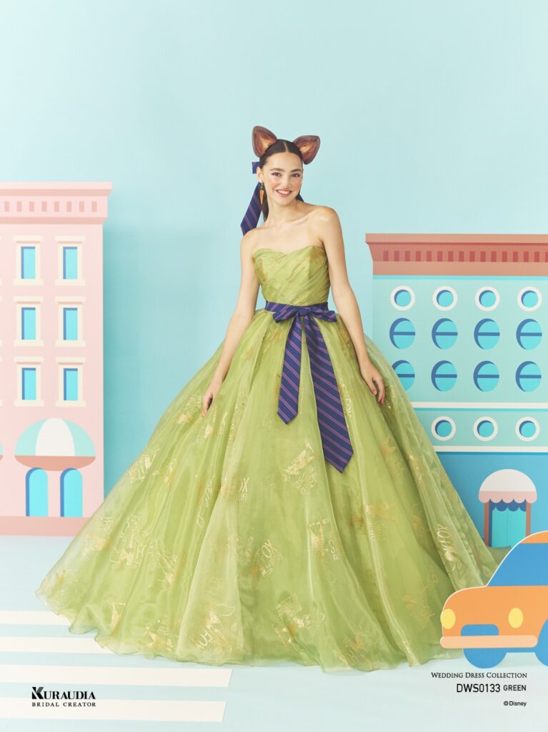 DWS0133 Green 『ZOOTOPIA』| 『ズートピア』のキャラクターを、オーガンジーにグリッタープリントしたアイコニックな1着です。トレンド感のあるバルーンケープに、 「ニック・ワイルド」のネクタイからインスパイアされたウエストリボンがポイントです。※ケープ、ウエストベルトは取り外し可能です。