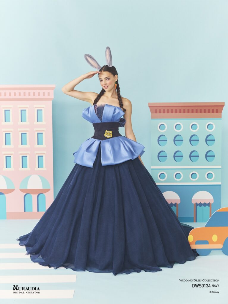DWS0134 Navy 「Judy Hopps」| 耳を表現した胸元の立体的な飾りや、警察官バッチ、しっぽを表現したチュールの飾りなど、「ジュディ・ホップス」からインスパイア された遊び心があふれる一着です。