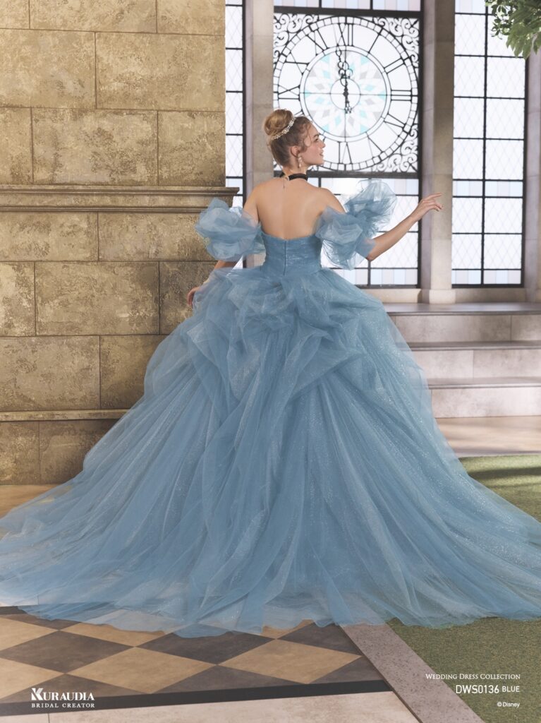 DWS0136 Blue / Off White 「Cinderella」| 「シンデレラ」の魔法にかけられる煌めきを、2種類のグリッターチュールを贅沢に重ね合わせて表現した、ロマンティックな一着 です。「シンデレラ」の衣装からインスパイアされたボリュームのあるタッキングスカートでモードな一面もあります。リボン風の ボリュームショルダーが愛らしさもプラスするプリンセスドレスです。※袖は取り外し可能です。