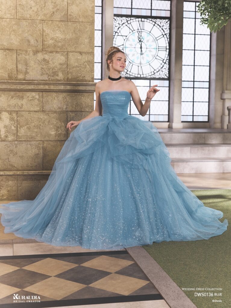 DWS0136 Blue / Off White 「Cinderella」| 「シンデレラ」の魔法にかけられる煌めきを、2種類のグリッターチュールを贅沢に重ね合わせて表現した、ロマンティックな一着 です。「シンデレラ」の衣装からインスパイアされたボリュームのあるタッキングスカートでモードな一面もあります。リボン風の ボリュームショルダーが愛らしさもプラスするプリンセスドレスです。※袖は取り外し可能です。