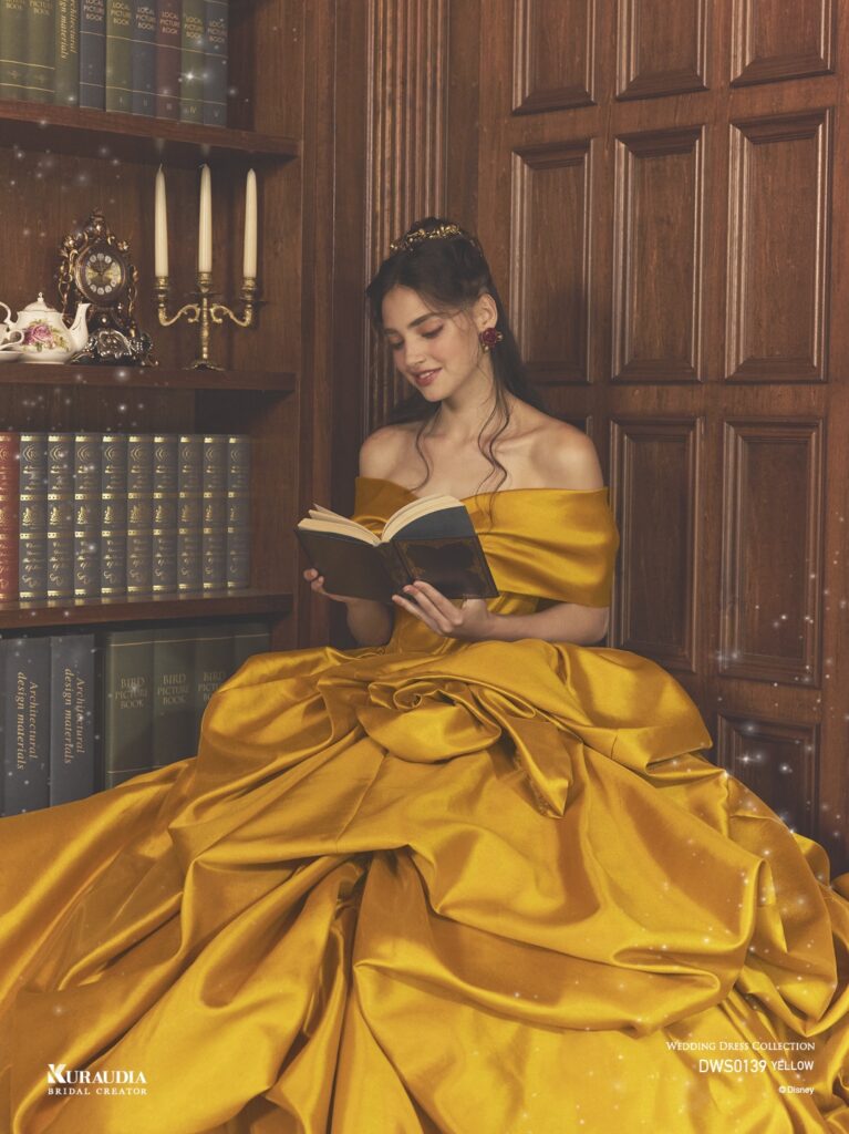 DWS0139 Yellow 「Belle」| 上品なイエローカラーのミカドを贅沢に使用し「ベル」をインスパイアしたドレスです。スカートの左側には、「ベル」を象徴するバラのモチーフが表現されています。オフショルダーやスカートはテクニカルなドレーピングで、洗練された重厚感のある1着です。