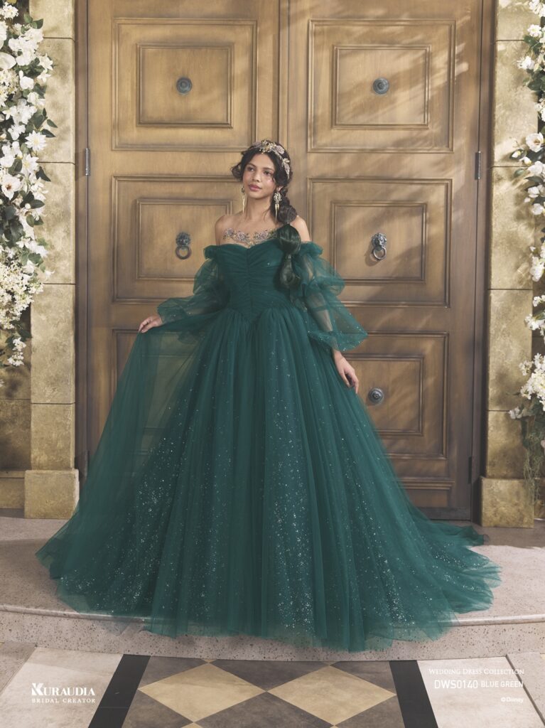 DWS0140 Blue Green 「Jasmine」| ブルーグリーンのチュールに、オリエンタルなゴールドのグリッターが煌めく、「ジャスミン」をインスパイアしたドレスです。インナーブラウスには、オリエンタルなビジュー刺繍をあしらい、「ジャスミン」らしい気品あふれる一着です。※袖は取り外し可能です。