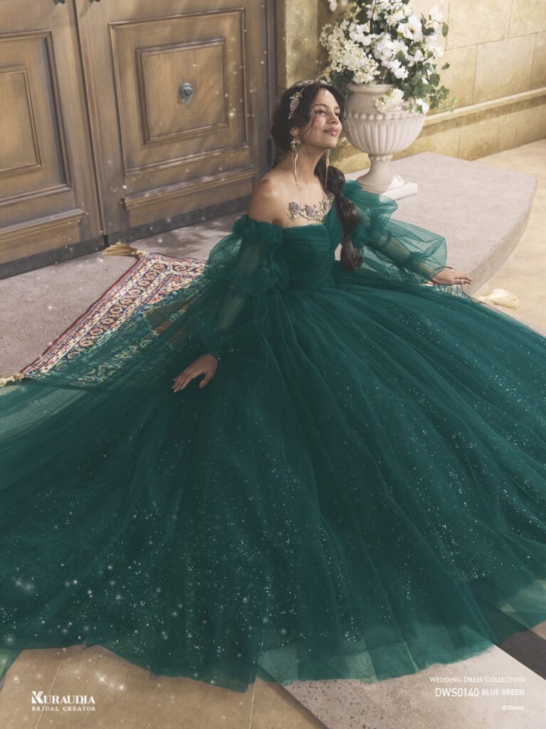 DWS0140 Blue Green 「Jasmine」| ブルーグリーンのチュールに、オリエンタルなゴールドのグリッターが煌めく、「ジャスミン」をインスパイアしたドレスです。インナーブラウスには、オリエンタルなビジュー刺繍をあしらい、「ジャスミン」らしい気品あふれる一着です。※袖は取り外し可能です。