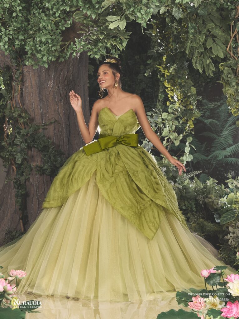 DWS0141 Green 「Tiana」| 「ティアナ」を象徴する花びらのディテールを、オーガンジーフリルの生地を使用して表現しています。繊細なゴールドのグリッターチュールが魔法の煌めきを表現し、ミカド素材のリボンが全体を引き締める優美な1着です。