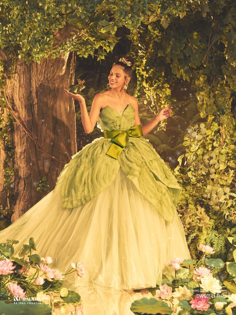 DWS0141 Green 「Tiana」| 「ティアナ」を象徴する花びらのディテールを、オーガンジーフリルの生地を使用して表現しています。繊細なゴールドのグリッターチュールが魔法の煌めきを表現し、ミカド素材のリボンが全体を引き締める優美な1着です。