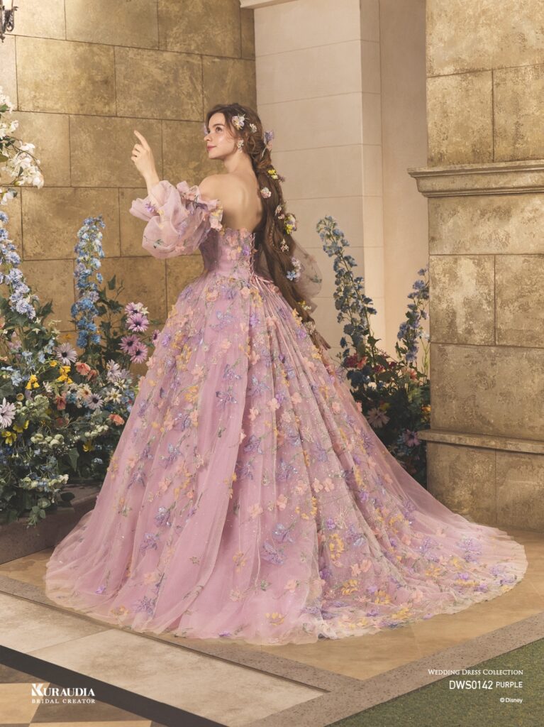DWS0142 Purple 「Rapunzel」| 「ラプンツェル」らしいライトトーンのフラワーレースを全身に使用したスレンダードレスです。内側からはグリッターが光輝き、身頃の後は「ラプンツェル」からインスパイアされた編み上げデザインになっています。※袖は取り外し可能です。