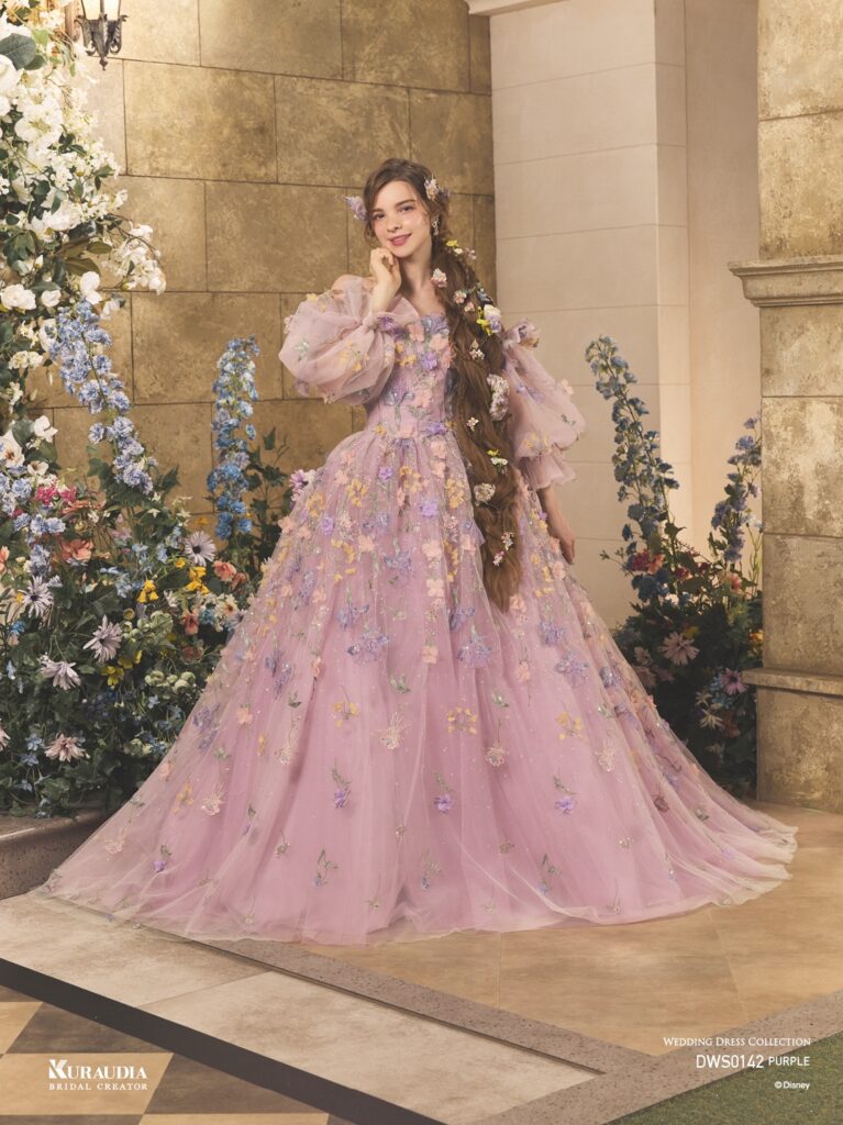 DWS0142 Purple 「Rapunzel」| 「ラプンツェル」らしいライトトーンのフラワーレースを全身に使用したスレンダードレスです。内側からはグリッターが光輝き、身頃の後は「ラプンツェル」からインスパイアされた編み上げデザインになっています。※袖は取り外し可能です。