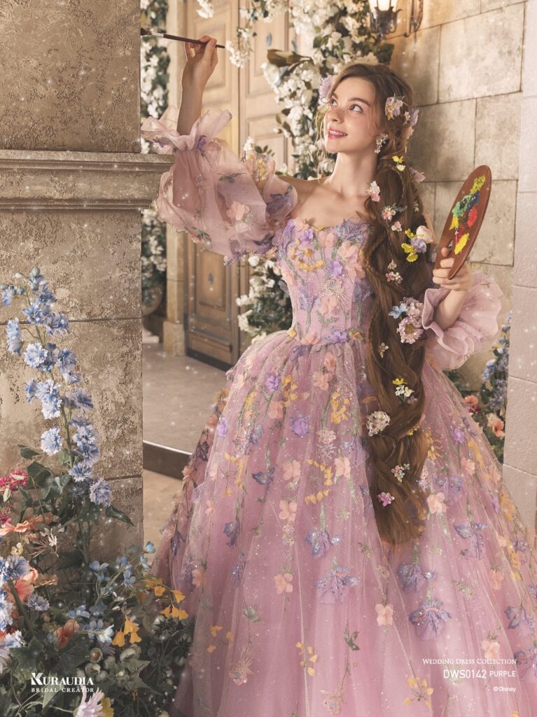 DWS0142 Purple 「Rapunzel」| 「ラプンツェル」らしいライトトーンのフラワーレースを全身に使用したスレンダードレスです。内側からはグリッターが光輝き、身頃の後は「ラプンツェル」からインスパイアされた編み上げデザインになっています。※袖は取り外し可能です。