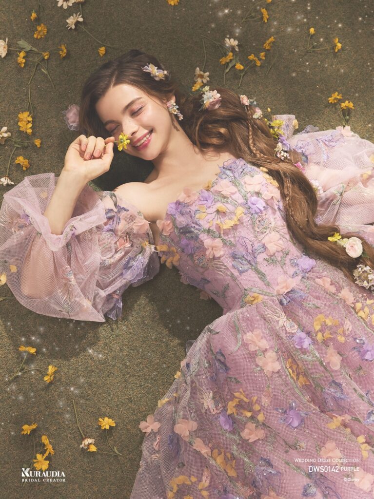 DWS0142 Purple 「Rapunzel」| 「ラプンツェル」らしいライトトーンのフラワーレースを全身に使用したスレンダードレスです。内側からはグリッターが光輝き、身頃の後は「ラプンツェル」からインスパイアされた編み上げデザインになっています。※袖は取り外し可能です。