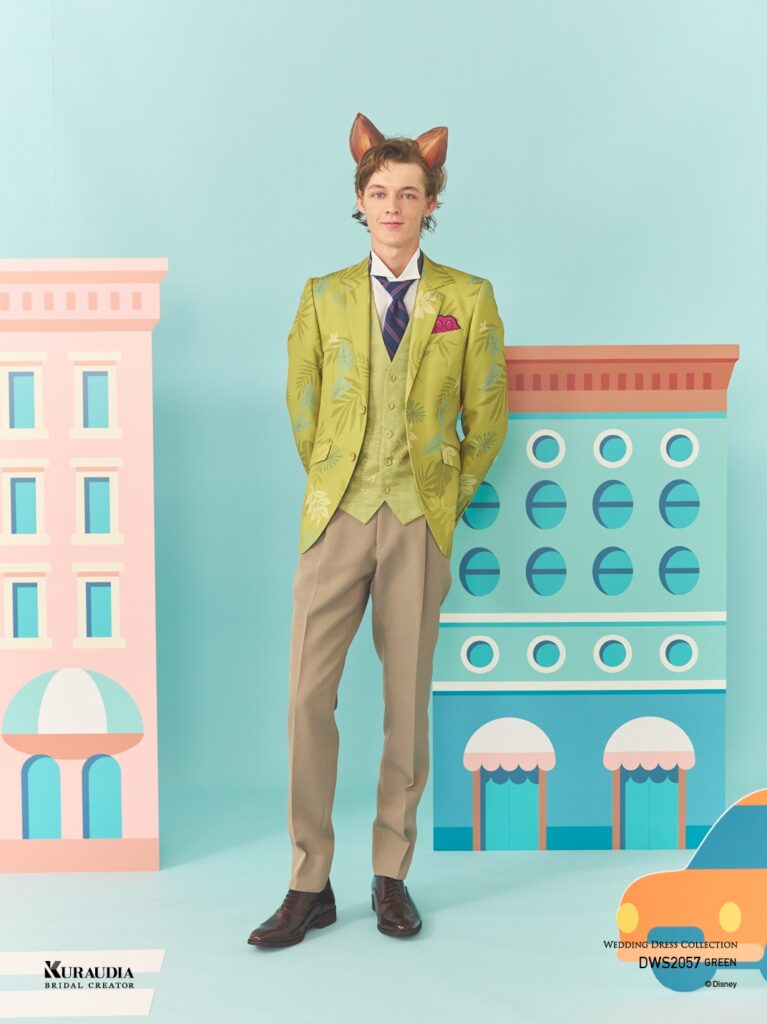 DWS2057 Green 「Nick Wild」 | 『ZOOTOPIA』の「ニック・ワイルド」のスタイリングをインスパイアした、トップスのボタニカル柄にベージュ系ボトムをコーディネイトしたタキシードです。 ベストには「ニック・ワイルド」と「ジュディ・ホップス」のメタリックプリントをあしらい、ドレスとのペアリング感を強調しました。