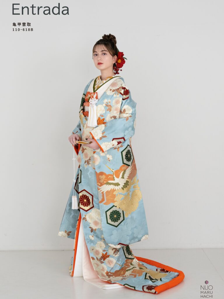 色打掛 110-618B | 亀甲や鶴は長寿の象徴として古来より人々から親しまれてきました。水色にオレンジを組み合わせることでレトロな印象に仕上げています。また、地文様として桜柄を全面に配することにより、シンプルながらしっかりと豪華さも感じていただける一枚となりました。